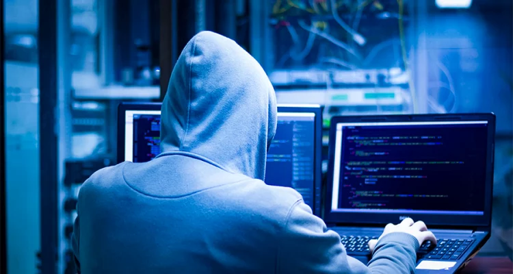 Hacker usando computador