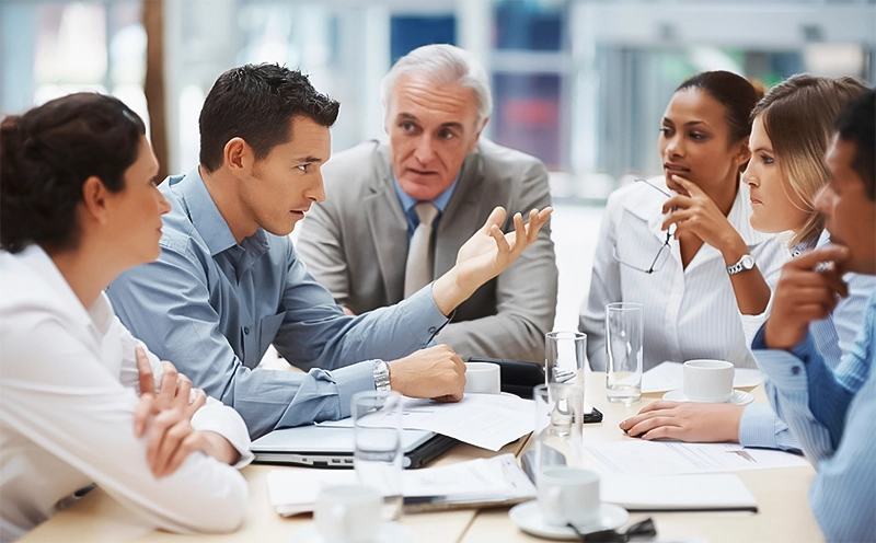 Equipe discutindo o planejamento do Plano de Recuperação de Desastres.