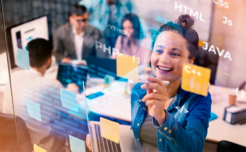 Mulher mostrando gráficos no computador para dois homens