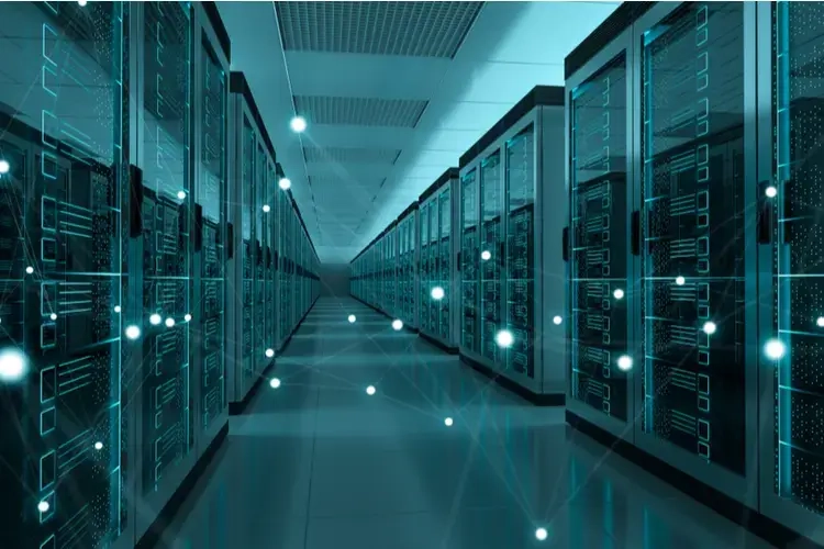 Imagem mostra um corredor cheio de datacenters on-premise