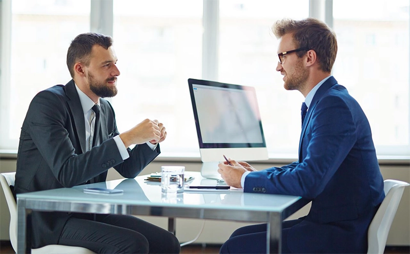 Profissional de TI conversando com cliente sobre o teste gratuito.