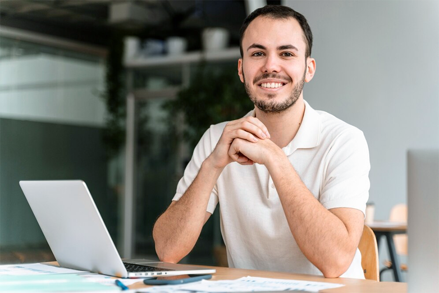 homem trabalhando com notebook