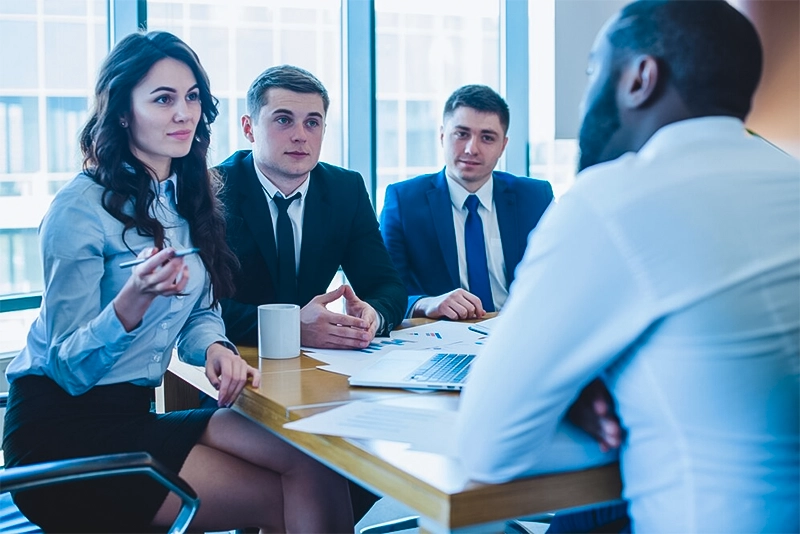 Equipe fazendo reunião