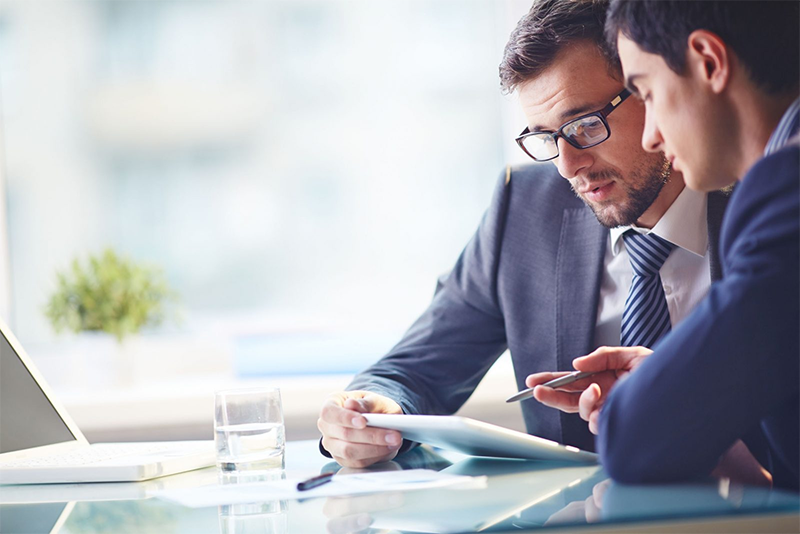 dois homens conversando sobre disponibilidade de dados