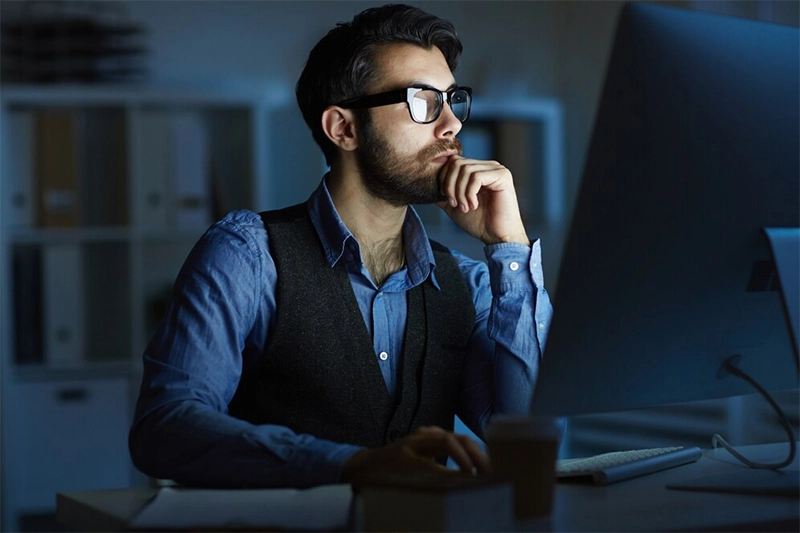 Homem mexendo em um computador