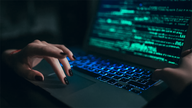 usuário utilizando computador para cometer ataques cibernéticos