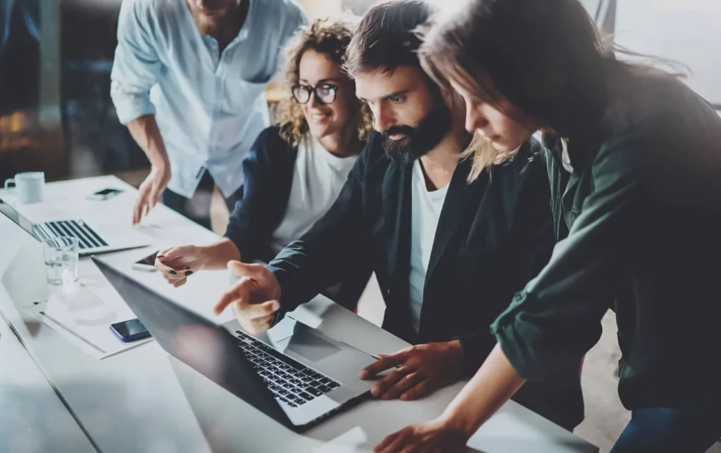 Equipe analisando dados para tomada de decisão.