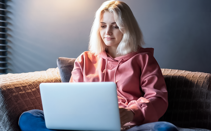 garota estudando e escolhendo cursos para iniciar na área de TI