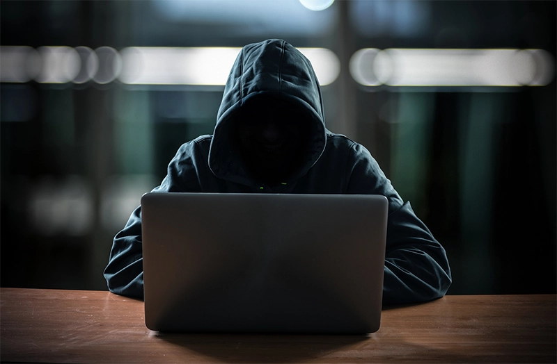 imagem mostra um hacker fazendo ataque ransomware