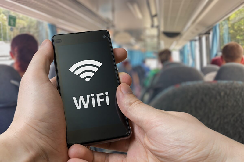 Pessoa conectando smartphone a uma Wi-Fi pública grátis.