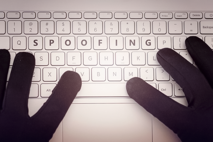 Teclado de computador com as letras "spoofing" em destaque